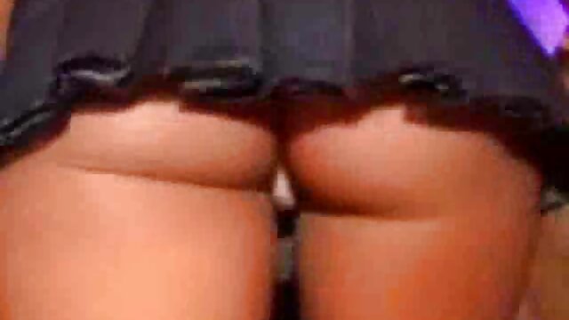 Favorit :  Brunette berambut bokep mama xxx keriting bersantai di kamar dengan pemilik alat raksasa Panas porno